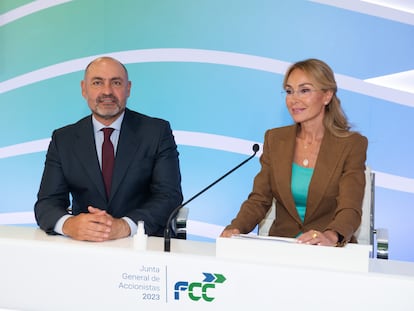 El consejero delegado de FCC, Pablo Colio, junto a la presidenta del grupo, Esther Alcocer, en la junta de accionistas celebrada esta tarde en Madrid.