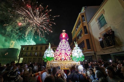 La bajada de Jesus de Almazán (Soria). 7 de septiembre.
El primer domingo de septiembre, día grande de las fiestas patronales de Almazán (Soria), se celebra la procesión de la Bajada de Jesús. La imagen de Jesús Nazareno parte de la iglesia del Campanario —la más alta de esta villa medieval— y recorre las calles de la localidad rumbo a su ermita. Ya es de noche cuando atraviesa la Plaza Mayor, que se queda a oscuras hasta que vienen a iluminar la escena (y a atronarla) los miles de cohetes, tracas y fuegos artificiales que estallan al paso de la talla, hasta que esta alcanza el arco de la Villa. El ruido se hace aún más ensordecedor al producirse en una plaza pequeña y atestada —el segundo pueblo de Soria, con 6.000 habitantes, puede triplicar sobradamente su población por estas fechas—. Tambores, flautas y la banda de música acompañan la procesión, que culmina con la entrada de la imagen en la ermita. 