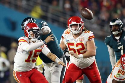 Patrick Mahomes  de los Kansas City Chiefs lanza un pase  durante el tercer cuarto.