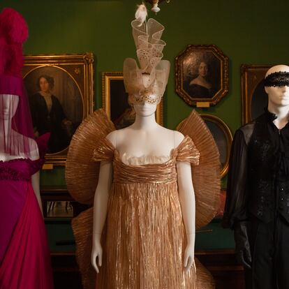 Diseños inspirados en 'Los Bridgerton' realizados por María Escoté, Ana Locking y Palomo Spain, expuestos en el Museo del Romanticismo