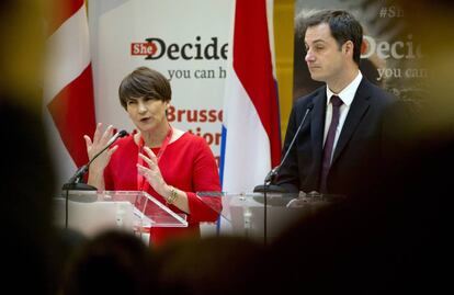 La ministra holandesa de Desarrollo, Lilianne Ploumen, y su hom&oacute;logo belga durante la conferencia She Decides este jueves en Bruselas.  