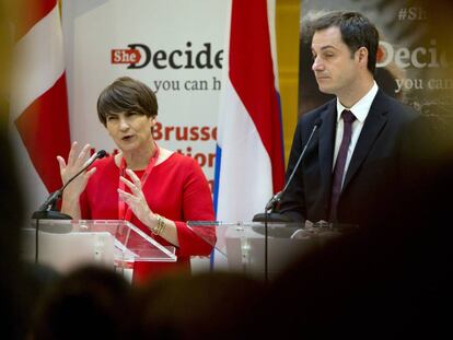 La ministra holandesa de Desarrollo, Lilianne Ploumen, y su hom&oacute;logo belga durante la conferencia She Decides este jueves en Bruselas.  