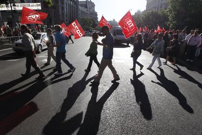 Un piquete informativo de UGT y CC OO cruzan la calle de Alcalá de Madrid, durante la huelga de funcionarios en protesta por el recorte de salarios anunciado por el Gobierno para paliar la crisis económica, en 2010.