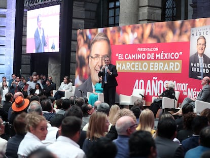 Marcelo Ebrard durante la presentación del libro en el Palacio de Minería en Ciudad de México.