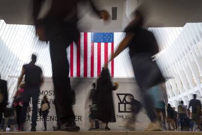 Imagem de trabalhadores passando pelo World Trade Center, em Nova York.