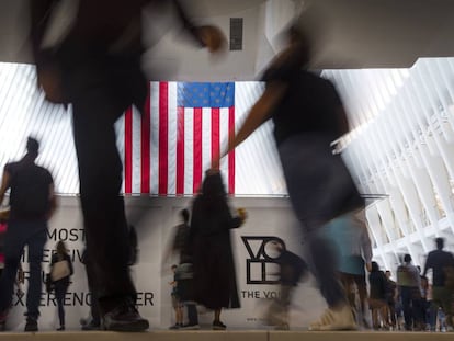 Imagem de trabalhadores passando pelo World Trade Center, em Nova York.