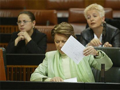 Magdalena Álvarez revisaba ayer papeles en el Parlamento andaluz.