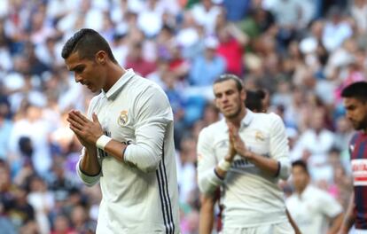 Cristiano Ronaldo se lamenta durante el partido contra el Eibar.