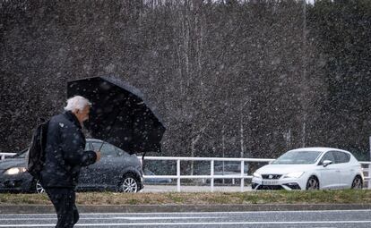 Un hombre camina bajo la nieve este lunes en San Sebastián. 