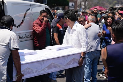 Trabajadores de una funeraria cargan el ataúd con los restos de Camila, rodeados de familiares de la menor y pobladores de Taxco. 