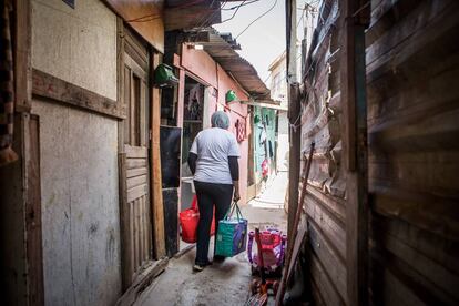 Claudia Regina di Silverio, presidenta de calle, reparte comida por la favela.