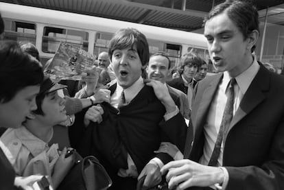 Los fans rodeaban a Paul McCartney y George Harrison, miembros de The Beatles, al llegar al aeropuerto de Orly, en París, el 20 de junio de 1965.