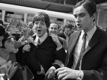 Los fans rodeaban a Paul McCartney y George Harrison, miembros de The Beatles, al llegar al aeropuerto de Orly, en París, el 20 de junio de 1965.
