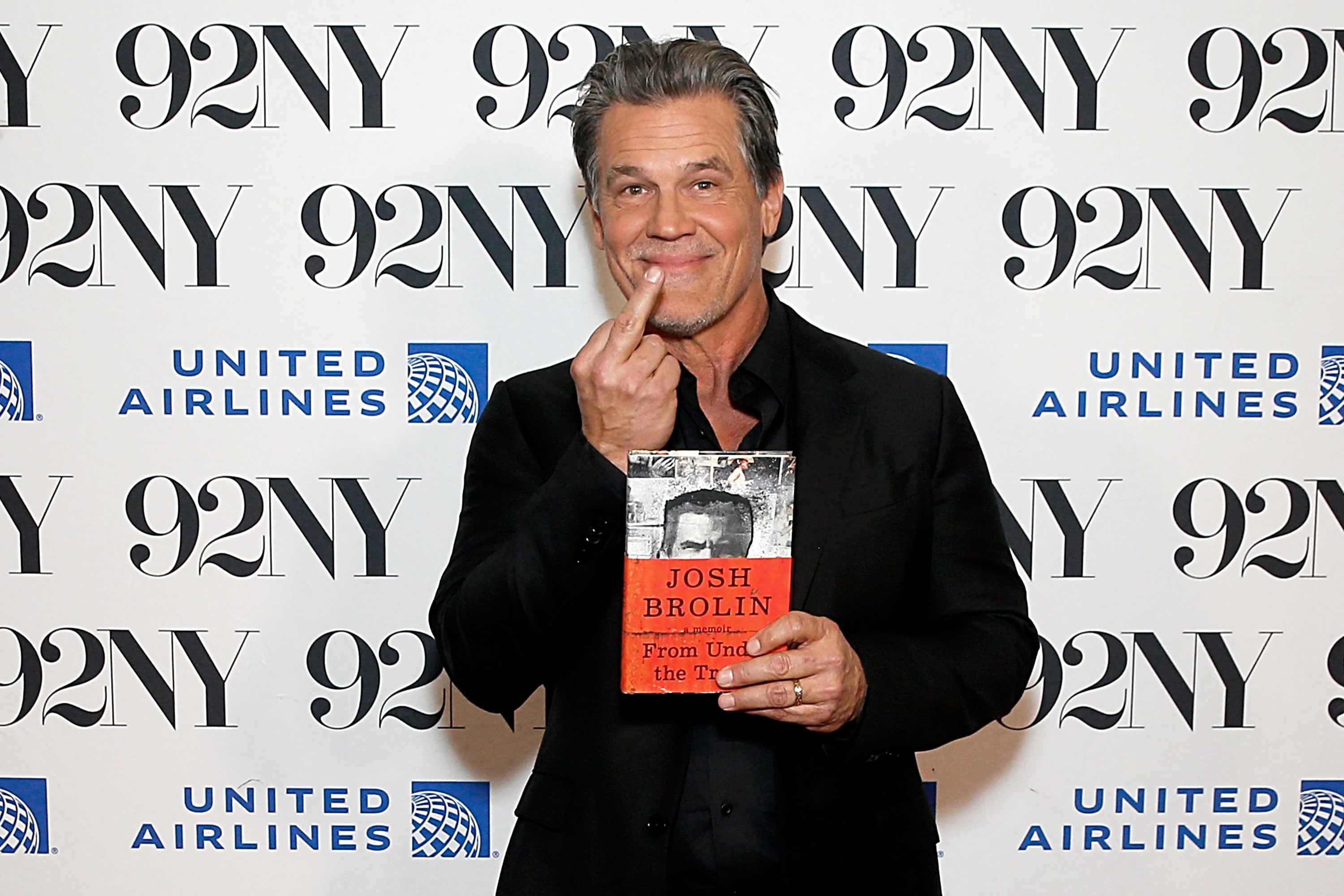 La salvaje vida de Josh Brolin: iniciado en las drogas de niño, encarcelado nueve veces y sobrio desde que visitó a su abuela moribunda borracho 2 Josh Brolin en un evento para promocionar su nuevo libro de memorias en Nueva York, el 19 de noviembre de 2024.