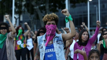 Activistas feministas participan en la interpretación de 'El violador eres tú' en una actuación en la plaza Venezuela contra la violencia de género en Caracas.