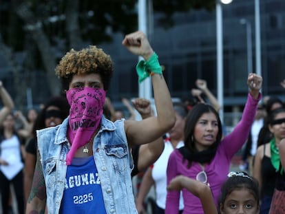 Activistas feministas participan en la interpretación de 'El violador eres tú' en una actuación en la plaza Venezuela contra la violencia de género en Caracas.