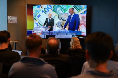 Retransmisión del debate entre los candidatos Olaf Scholz y Friedrich Merz, este miércoles en Berlín. 