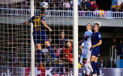 Alexia Putellas rechaza el balón en el polémico gol del Lyon.