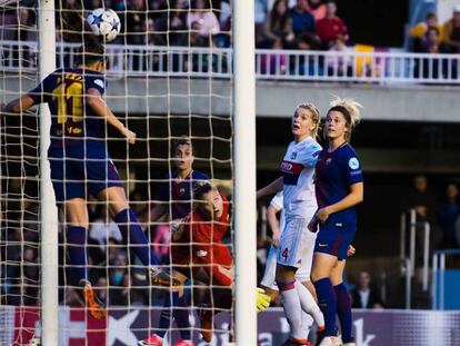 Alexia Putellas rechaza el balón en el polémico gol del Lyon.