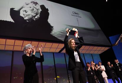 Justine Triet recibe los aplausos de Jane Fonda y de sus compañeros de equipo de 'Anatomía de una caída'.