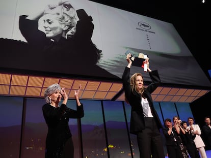 Justine Triet recibe los aplausos de Jane Fonda y de sus compañeros de equipo de 'Anatomía de una caída'.