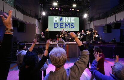 Un grupo de simpatizantes asiste a una actuación musical en la noche electoral en Portland (Maine), el 6 de noviembre de 2018.