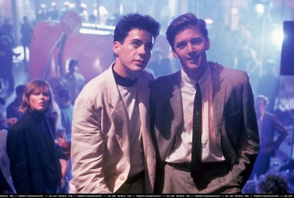 Robert Downey Jr. (recién estrenada su mayoría de edad) y Andrew McCarthy, en la adaptación cinematográfica de la novela de Bret Easton Ellis 'Menos que cero'. Se llamó 'Golpe al sueño americano' y se estrenó en 1987.