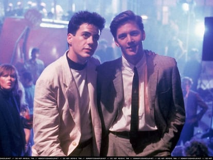 Robert Downey Jr. (recién estrenada su mayoría de edad) y Andrew McCarthy, en la adaptación cinematográfica de la novela de Bret Easton Ellis 'Menos que cero'. Se llamó 'Golpe al sueño americano' y se estrenó en 1987.