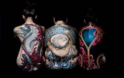 Tres espaldas tatuadas por Ian Damien. Su estilo es innovador, pero mantiene un diálogo con las técnicas tradicionales, muy presentes en su estética: "Siento una gran admiración por el tatuaje japonés. Los maestros ya habían pensado en todo hace cientos de años, me harían falta varias vidas para poder apreciarlo en su totalidad".