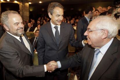 El presidente del Grupo PRISA, Ignacio Polanco, y el presidente de Asturias, Vicente Álvarez Areces, se saludan en  presencia de José Luis Rodríguez Zapatero.