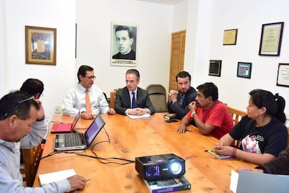 Roberto Campa, del Gobierno mexicano, en una reuni&oacute;n con familiares de los 43.