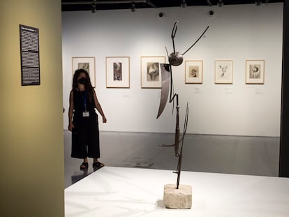 La escultura 'El ángel, el insecto, la bailarina' (1935), de Julio González, y algunos de sus dibujos preparatorios, este martes en el Centro Pompidou de Málaga.