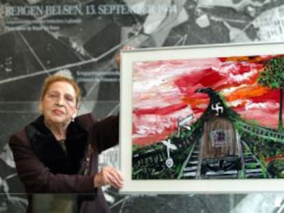 La escritora y pintora gitana Ceija Stojka con una de sus obras, en 2003.