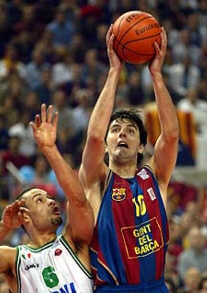 Dejan Bodiroga, a la derecha, y Trajan Langdon del Benetton durante la final de la Euroliga.