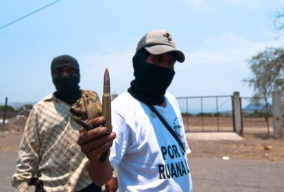 Un miembro de la autodefensa de La Ruana enseña una bala que quedó tirada después de un enfrentamiento.