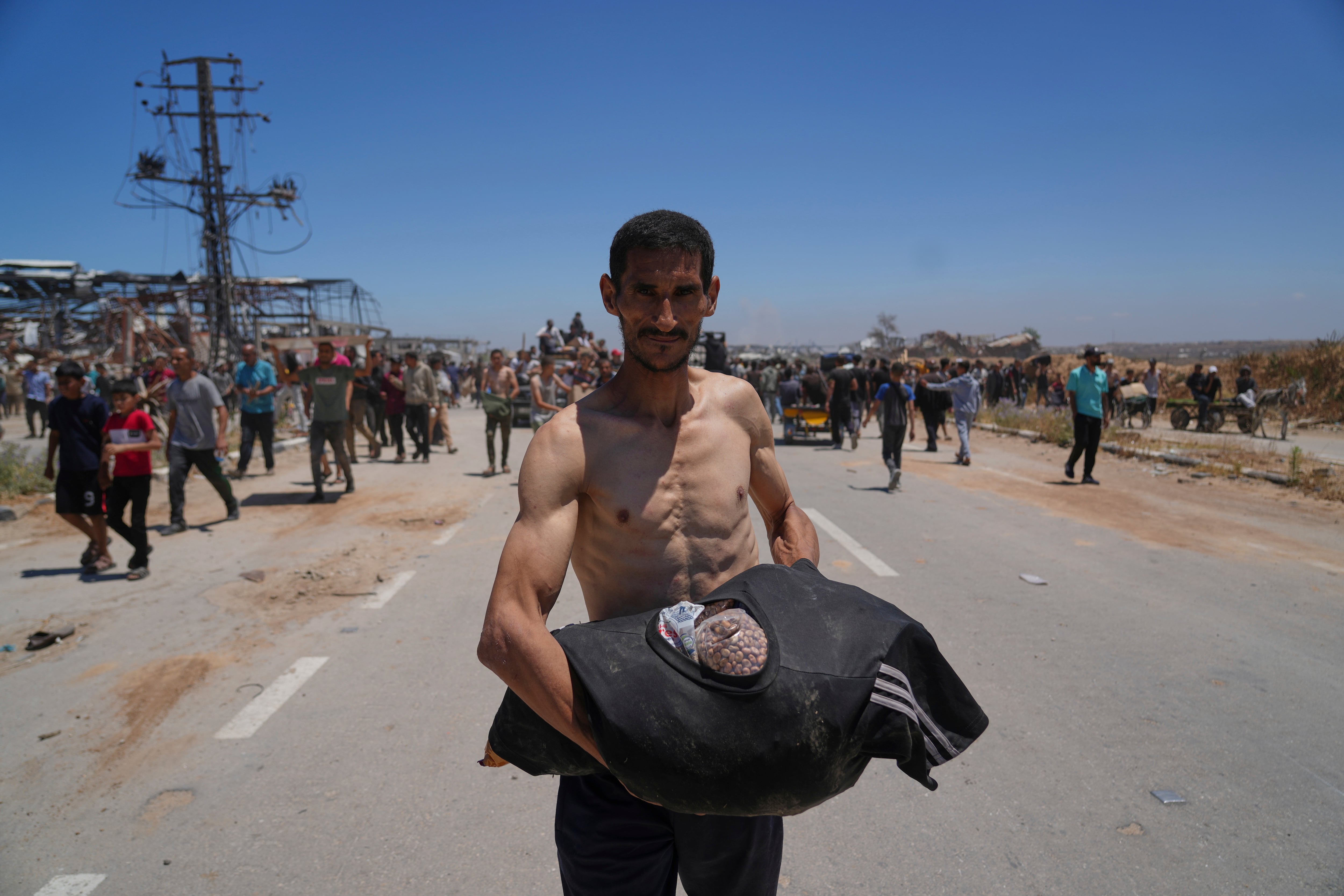 Israel obliga a miles de gazatíes a recorrer decenas de kilómetros para acceder a la ayuda