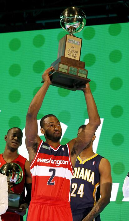 John Wall eleva el trofeo que le acredita como ganador del concurso de mates.