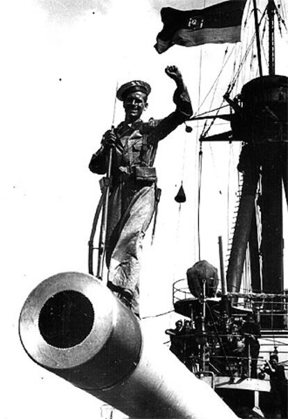 Un marinero levanta el puño, a bordo del <b><i>Jaime I</b></i> en Palma de Mallorca, en julio de 1936.