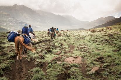 Jinetes a caballo en las montañas de Lesoto, país que presume de ser el más alto del mundo y que no alcanza a los 800.000 turistas al año. 