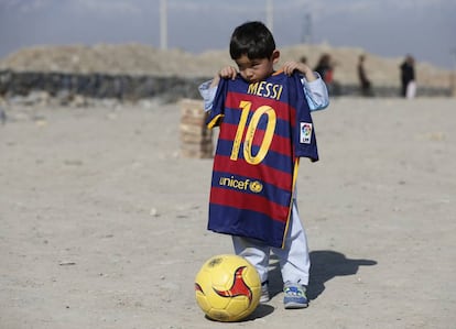 El niño afgano Murtaza Ahmadi, con la camiseta de Messi.