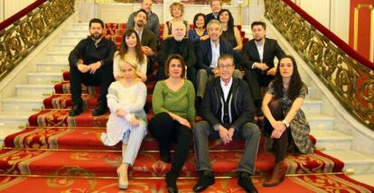 El director de escena Emilio Sagi, en la primera final, rodeado del equipo de 'Il mondo della luna', en las escaleras del Teatro Arriaga.