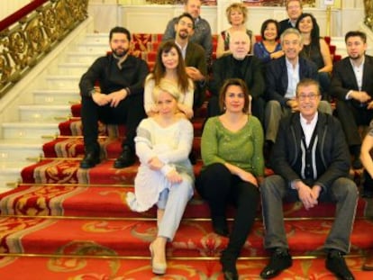 El director de escena Emilio Sagi, en la primera final, rodeado del equipo de 'Il mondo della luna', en las escaleras del Teatro Arriaga.