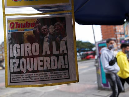 Un periódico muestra los resultados de la segunda vuelta de las elecciones presidenciales de Colombia.