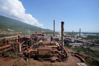La planta de procesamiento de níquel administrada por Solway Investment Group, junto al lago Izabal en El Estor, Guatemala.
