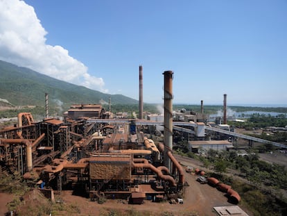 La planta de procesamiento de níquel administrada por Solway Investment Group, junto al lago Izabal en El Estor, Guatemala.