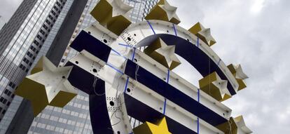 Vista de la escultura del euro frente a la antigua sede del Banco Central Europeo (BCE) en Fráncfort, Alemania.