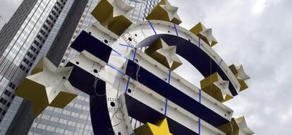 Vista de la escultura del euro  frente a la antigua sede del Banco Central Europeo (BCE) en Fr&aacute;ncfort, Alemania.