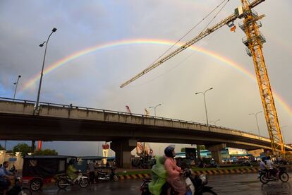 Arcoíris visto en sobre la capital de Camboya, Phnom Penh, el 20 de junio de 2017.