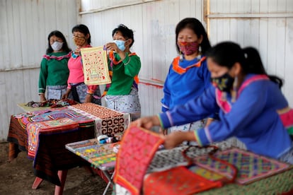 Mujeres de la etnia shipibo-konibo trabajan vendiendo telas el 10 de febrero de 2021, en la comunidad de Cantagallo, en Lima (Perú).