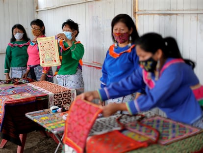 Mujeres de la etnia shipibo-konibo trabajan vendiendo telas el 10 de febrero de 2021, en la comunidad de Cantagallo, en Lima (Perú).